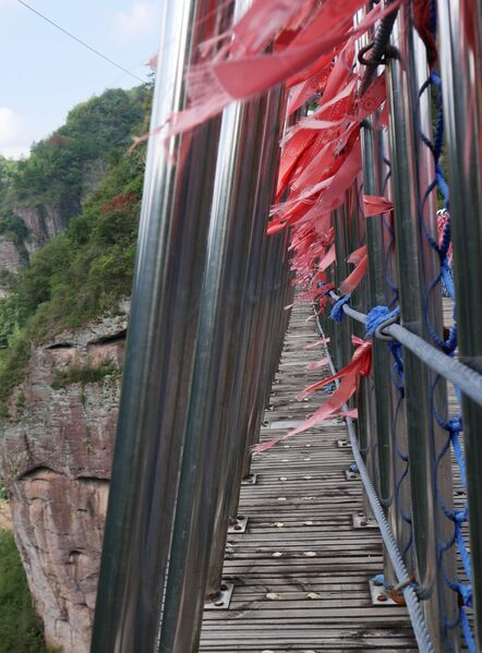 File:ShijiufengJingquiScenicAreaFootbridgeRedFlags3.JPG