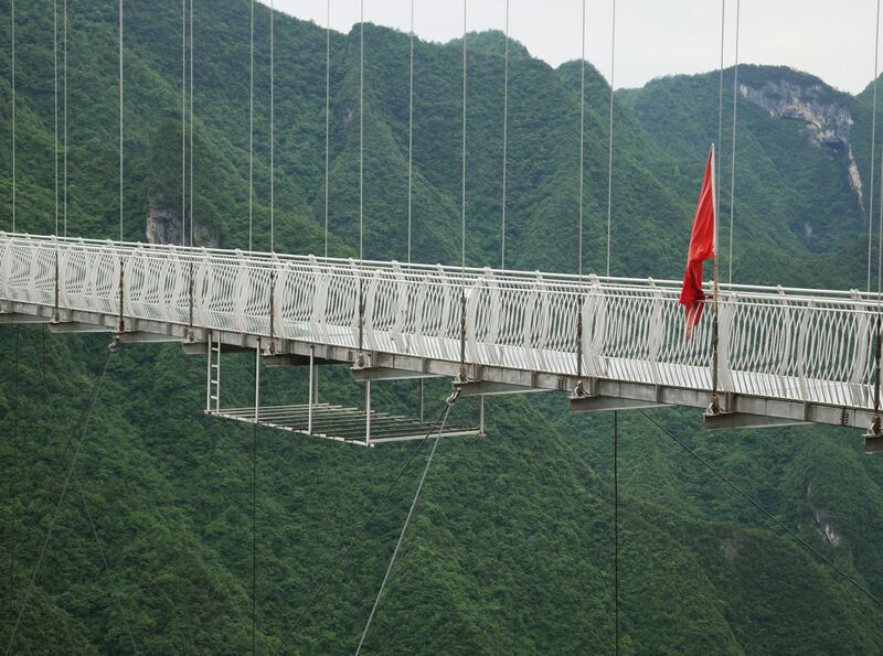 File:Yundingfeidu Glass FootbridgeUnderdeck.JPG