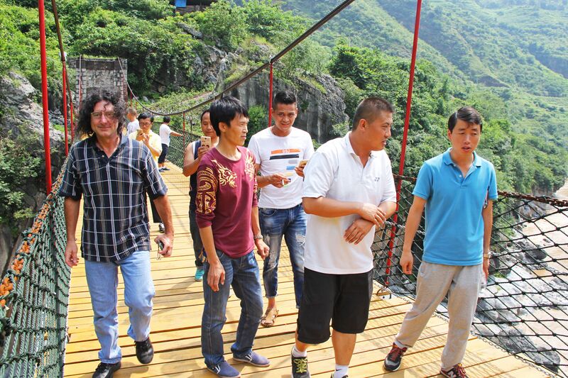File:BeipanjiangDugeFootbridge&John.jpg