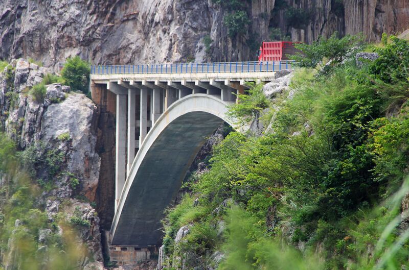 File:BeipanjiangHuayeyanLonglensTruck.jpg