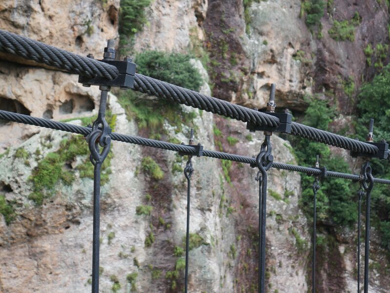 File:FangdongYandangGlassFootbridgeClamps.JPG
