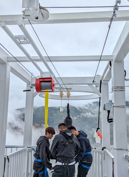 File:NizhuheBungyWinchWheel.jpg