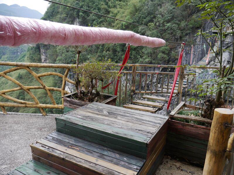 File:AyiheFootbridgeSteps.JPG