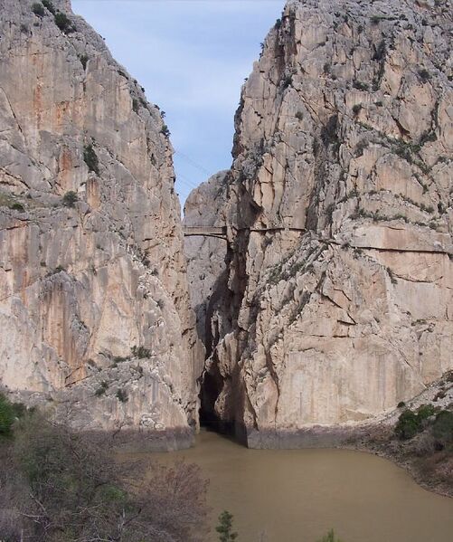 File:CamanitoFootbridge.jpg