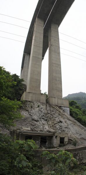 File:GuyangRiverYongshun97mtrHnearRailwayPierPanorama.jpg