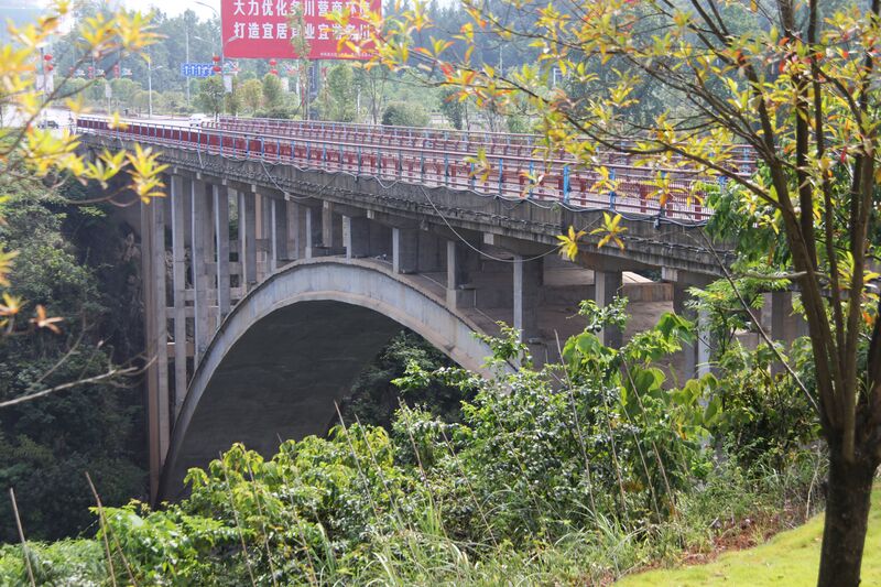 File:HongduheWuchuanFengle2LaneArchSide.JPG
