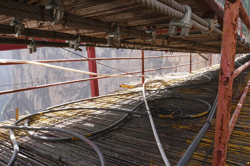 File:Tianjishan FootbridgeInsideDeck.JPG