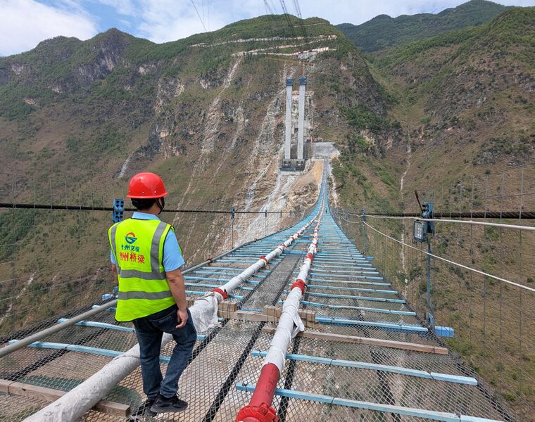 File:GuniuheFootbridgeWorkerWalks.jpg