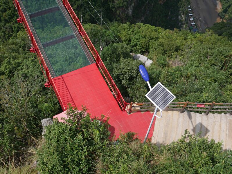 File:NizhuheFootbridgeEndDown.JPG