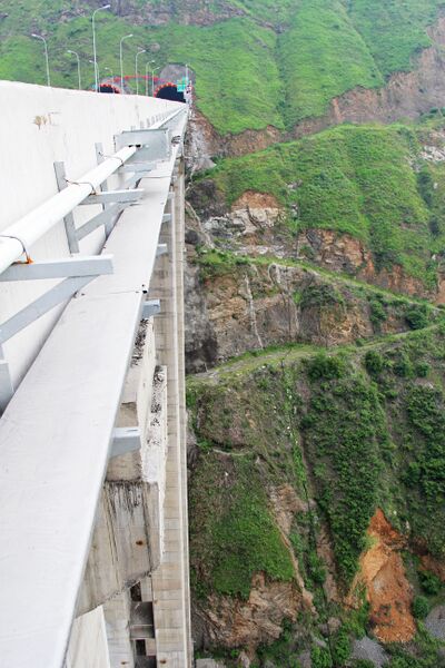 File:PanzhihuaHighBeamViaductCanyon.jpg