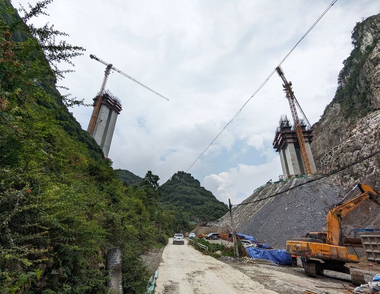 File:ZhongbaTwoPiersCrane.jpg