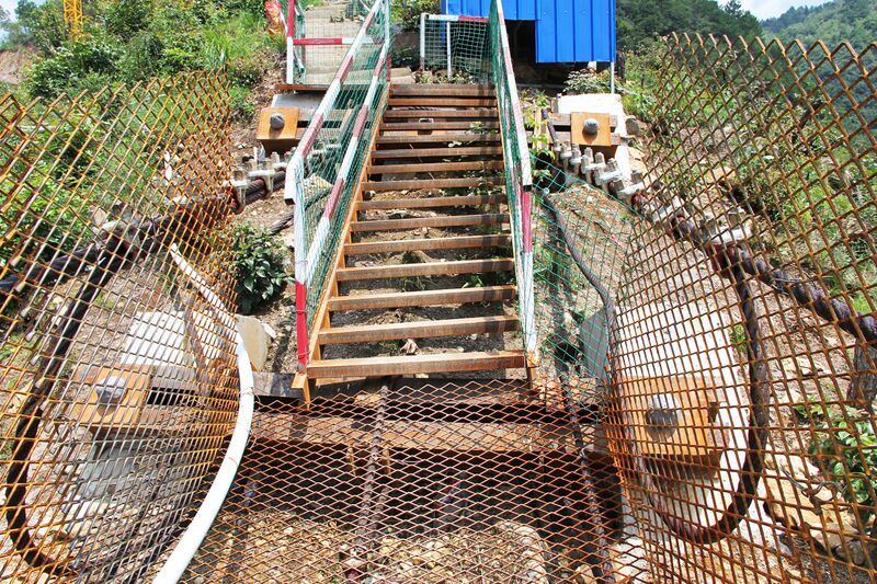 File:XianghuoyanArchFootbridgeSteps.jpg