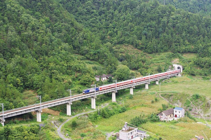 File:65ShuanghekouAreaRailbyRichard.jpg