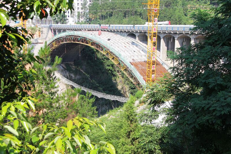 File:111QianjiangLowerArchFootbridge.jpg