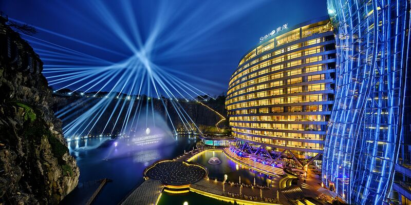 File:InterContinental Shanghai Glass Cliffwalk10.jpg