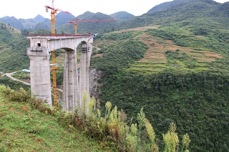 File:YangliuheRailway&Valley.jpg