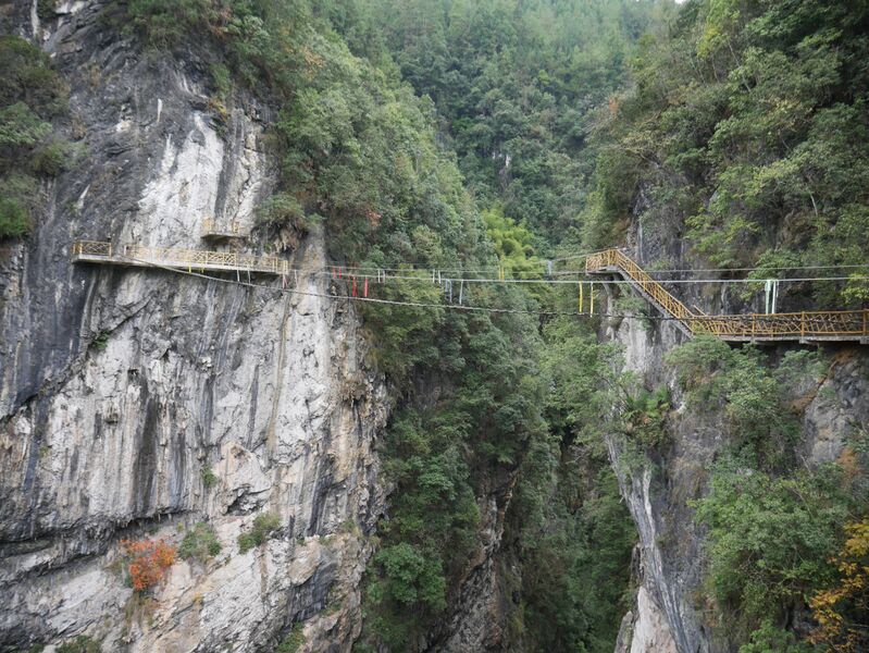 File:AyiheFootbridgeSagWide.JPG