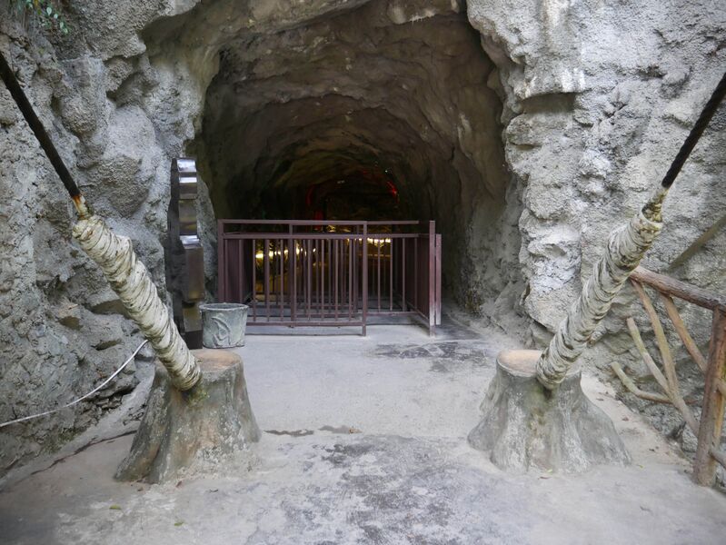 File:BuyunFootbridgeAnchors.JPG
