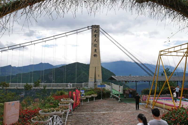 File:Fengdu Lianhuashan Glass FootbridgeSideTower.JPG
