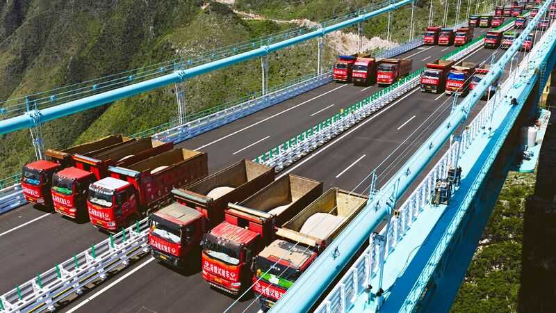 File:HuajiangTrucksClose.jpg