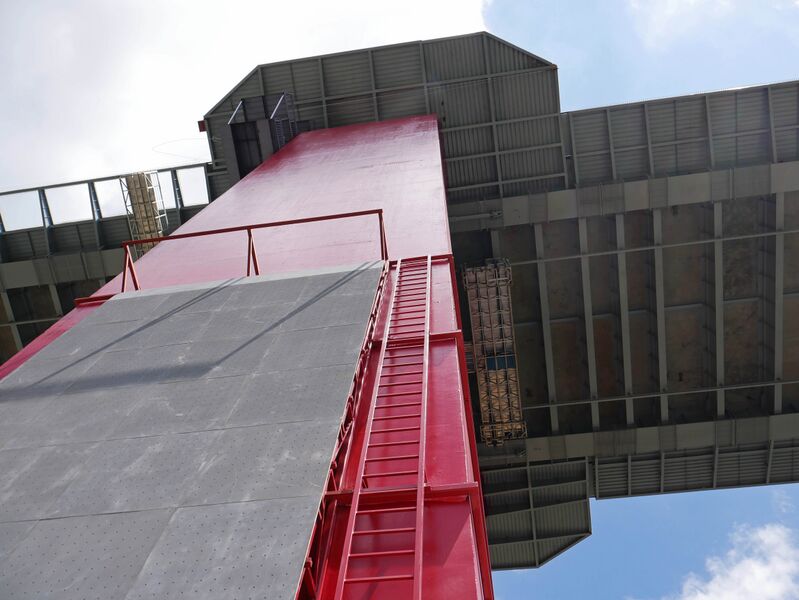 File:LongliClimbingWall.JPG