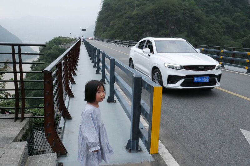 File:Tianzhushan FootbridgeEnd.JPG