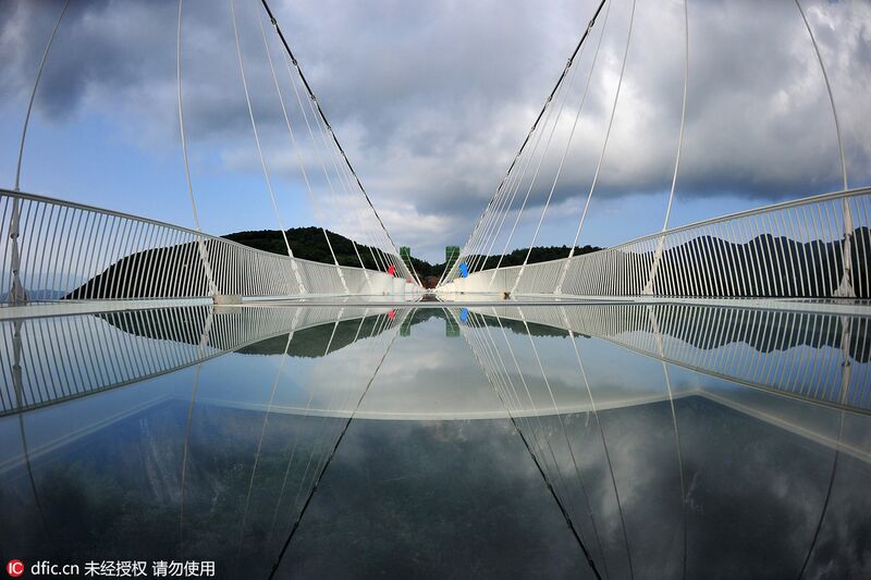File:ZhangjiajieGlassReflection.jpg