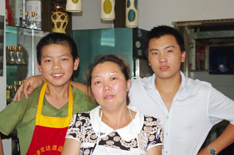 File:22PengshuiLunchFamilybyRichard.jpg