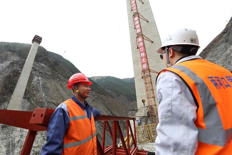 File:LianghekouDamPiersConstruction.jpg