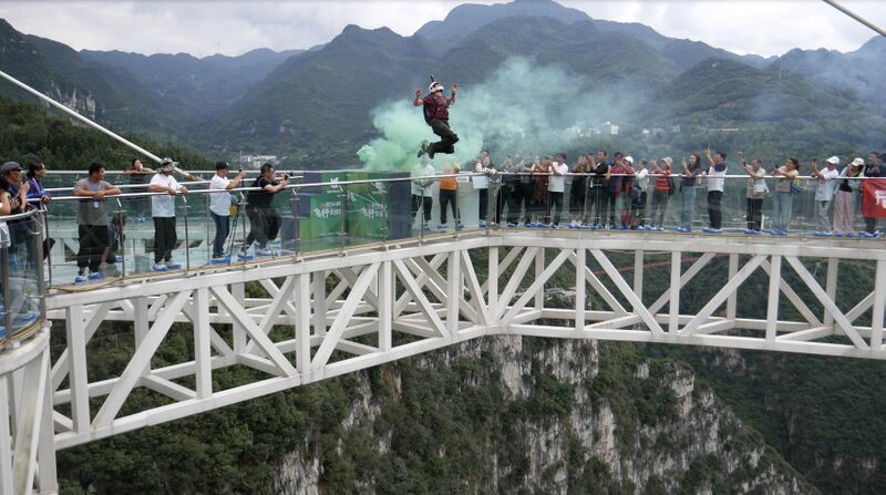 File:NizhuheGaryHelmetJump.jpg