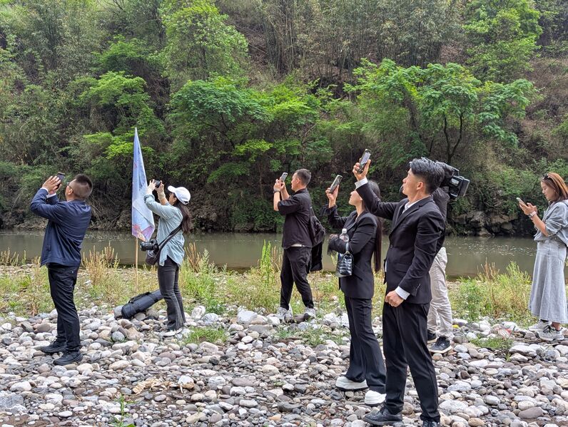 File:NizhuhePhotographers.jpg