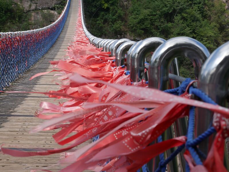 File:ShijiufengJingquiScenicAreaFootbridgeRedFlags.JPG