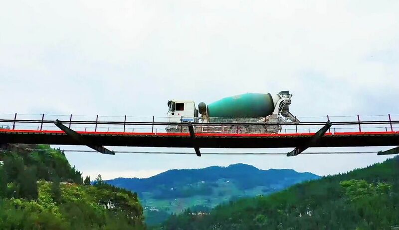 File:Shuangbao FootbridgeTruck.jpg