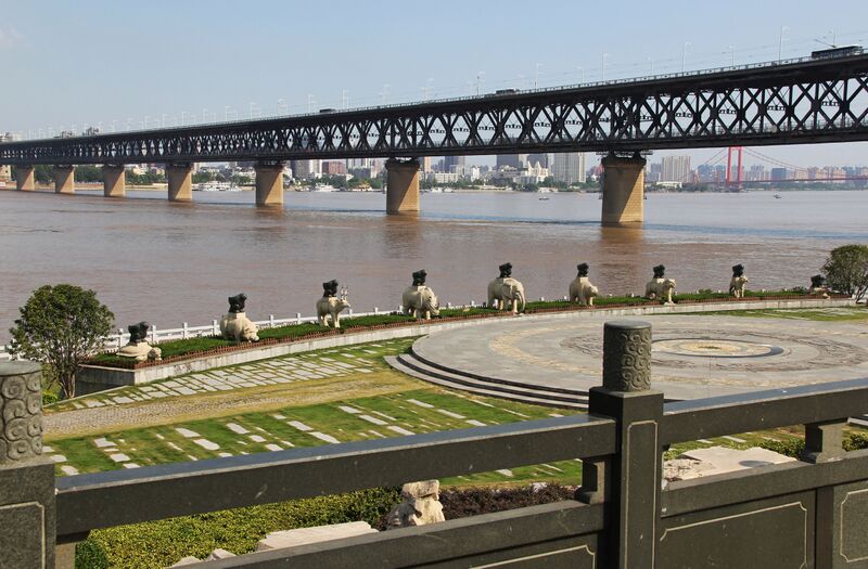 File:925WuhanYangtzeRailwaySculpture7 copy.JPG