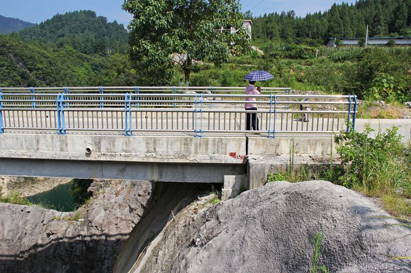 File:LongtanheWuchuanFengleSouthArchApproach.JPG