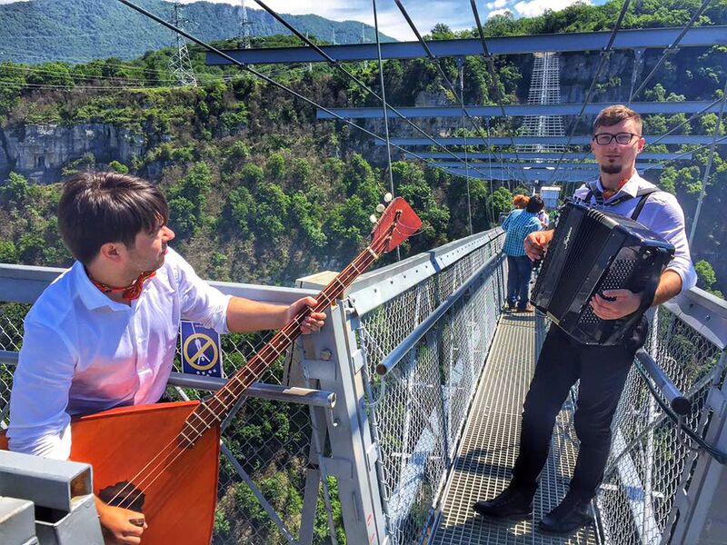 File:SingersOnBridgeImageBySkyBridgeAJHackett.jpg