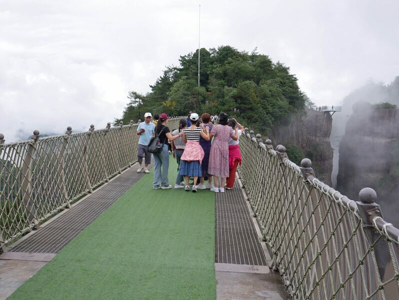 File:HongmengFootbridge9.JPG