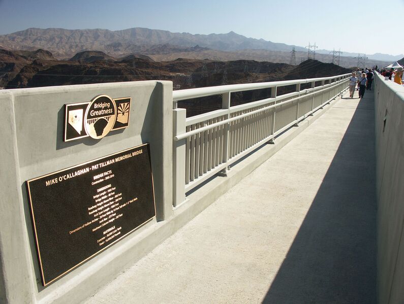 File:HooverDamOpeningWalkway.jpg