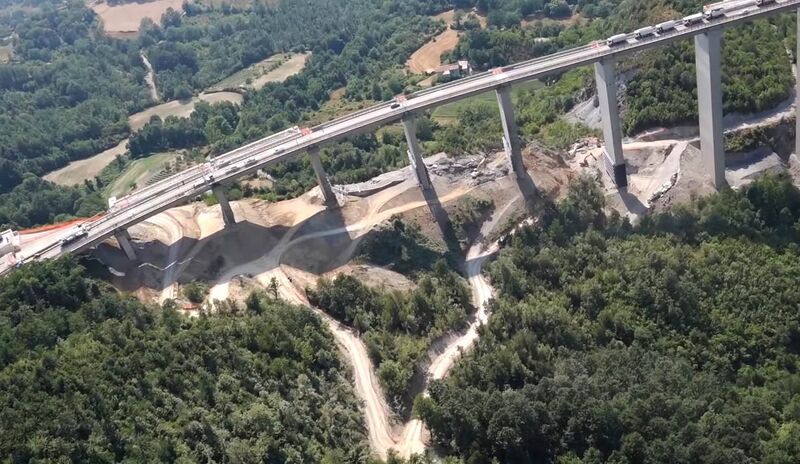 File:ItaliaSouthApproachDrone.jpg