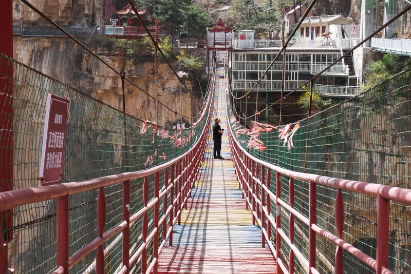 File:Tianjishan FootbridgeCenterlineView.JPG