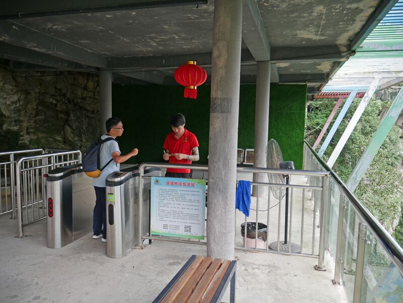 File:Lianghuangshan GlassEntrance.JPG
