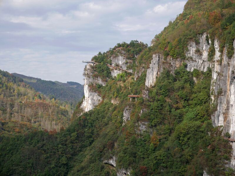 File:YangshanheGlassPlatformCliffWide.JPG