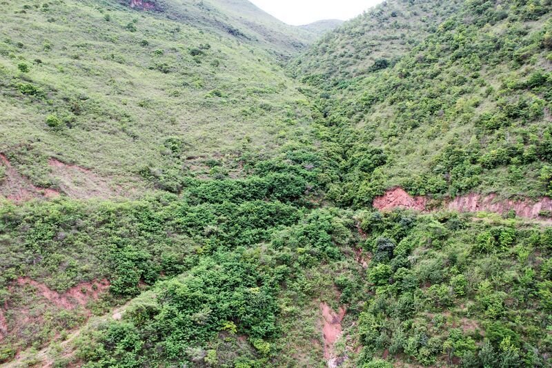 File:Yunnan106mtrHG56StraightBeamKm539EastOfNujiangStream.jpg