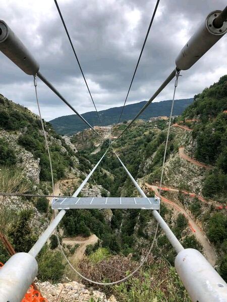 File:CastelsaracenoCables.jpg
