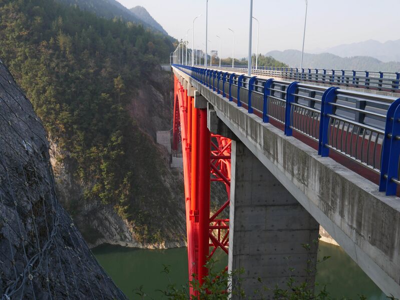 File:Chaoyang Bridge ApengjiangRedLight.JPG