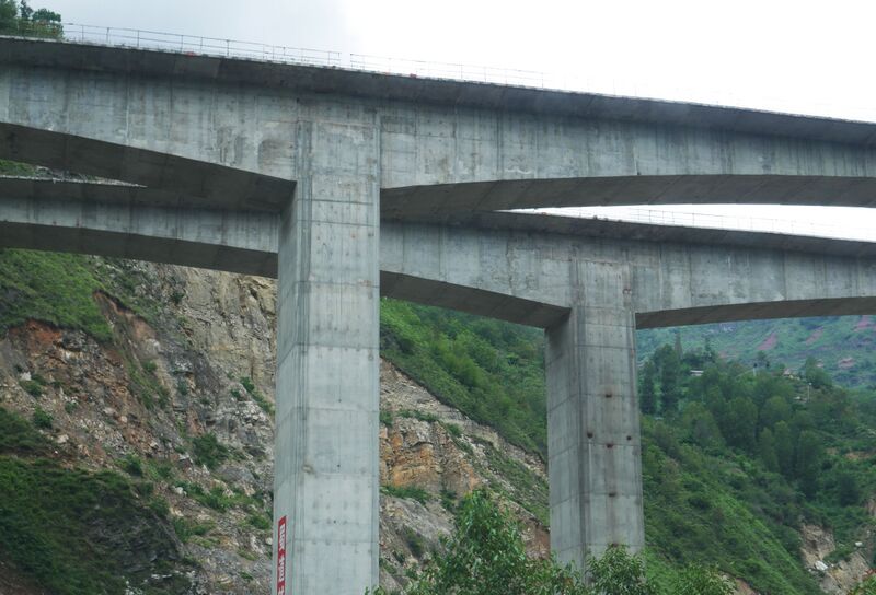File:Meiguhe3BridgePiers.JPG