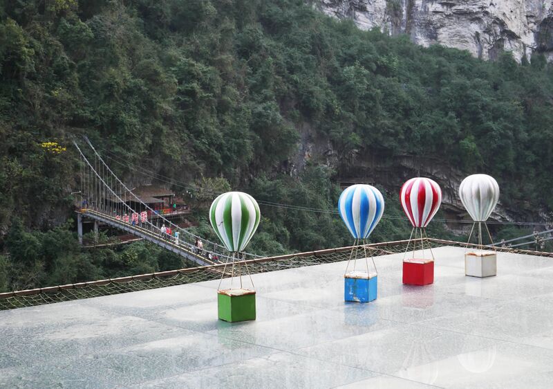 File:MotanyunFootbridgeBalloons.JPG