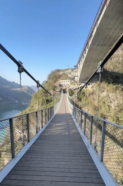 File:Tianzhushan FootbridgeDeck.jpg