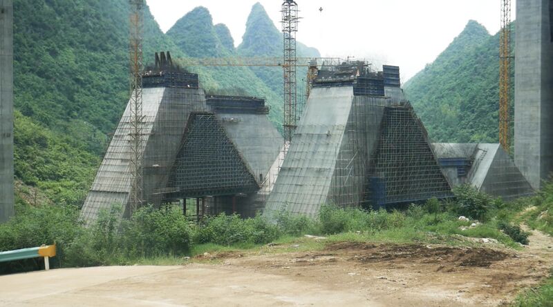 File:HuajiangAnchorageConstructionYellowCranes.jpg