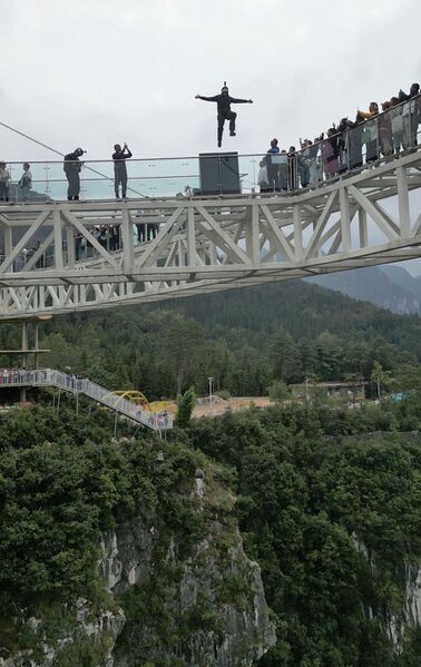 File:NizhuhePoseJump.jpg